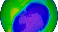 NASA tarafından servis edilen fotoğrafta mavi ve mor renkler, Antarktika üzerinde ozon tabakasındaki deliği gösteriyor