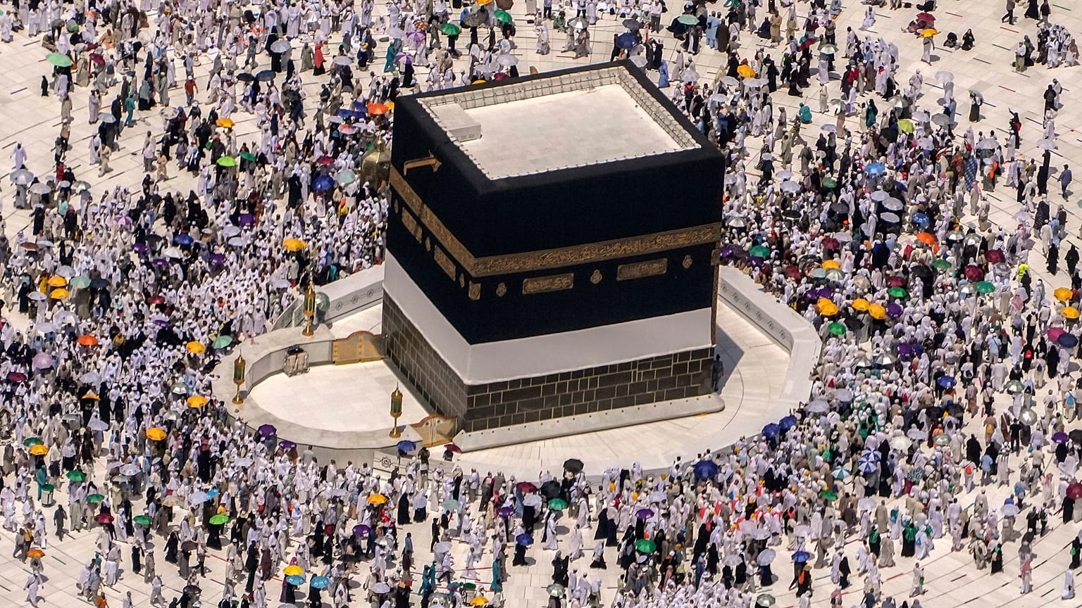 حجاج يطوفون حول الكعبة في 2022