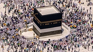 حجاج يطوفون حول الكعبة في 2022