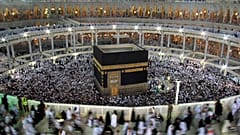 Kabe etrafında tavaf yapan insanlar