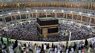 Kabe etrafında tavaf yapan insanlar