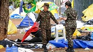 Soldaten helfen bei der Räumung eines Lagers von Anhängern des ehemaligen brasilianischen Präsidenten Jair Bolsonaro vor dem Armeehauptquartier in Brasilia,