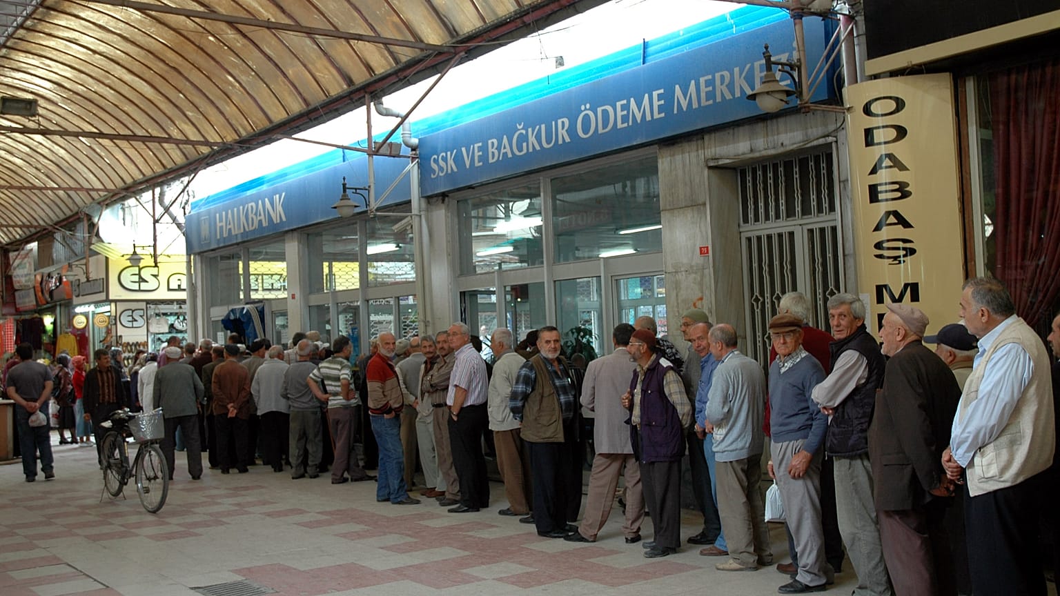 Maaş almak için bekleyen emekliler