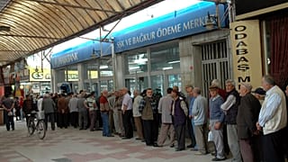 Maaş almak için bekleyen emekliler