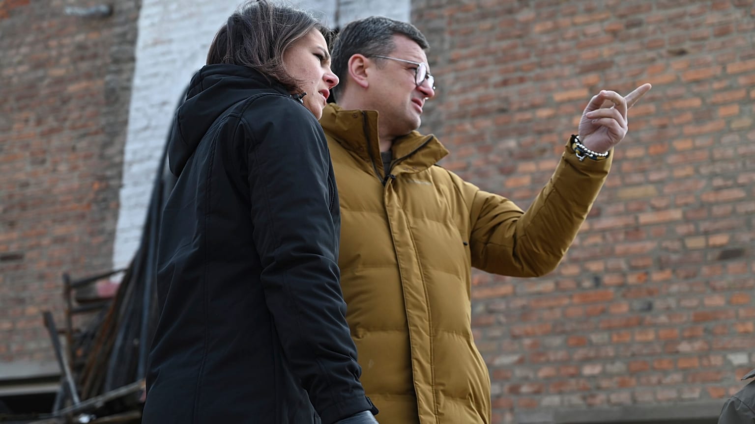 La ministra alemana de Asuntos Exteriores (izquierda) y el ministro ucraniano de Asuntos Exteriores, Dmytro Kuleba, conversan mientras caminan en Járkiv, Ucrania.