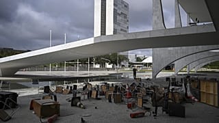 L'entrée du palais présidentiel Planalto quelques heures après l'irruption des émeutiers, Brasilia le 9 janvier 2023.