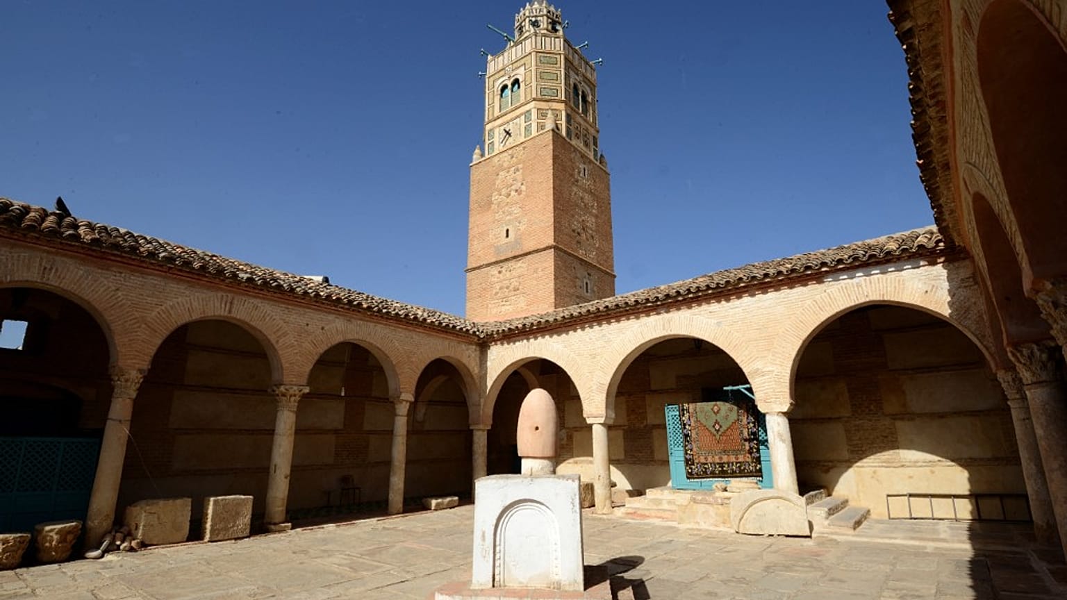 بناء الجامع في شكلهِ وحجمهِ وطرازهِ المعماري اليوم يعود أساساً إلى عهد الدولة الأغلبية في القرن الثالث هجري
