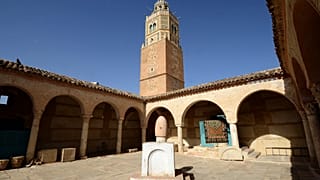 بناء الجامع في شكلهِ وحجمهِ وطرازهِ المعماري اليوم يعود أساساً إلى عهد الدولة الأغلبية في القرن الثالث هجري