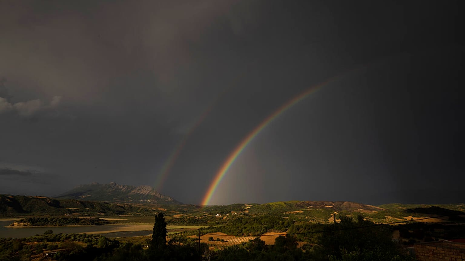 Ουράνιο ΄τοξο μετά απο έντονη ωροχόπτωση στο χωριό Πόρτες Πελοποννήσου