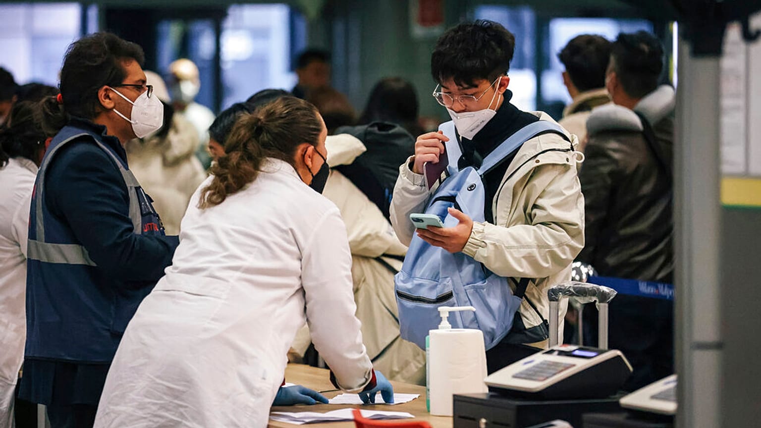 Des passagers arrivant de Chine subissent un test de dépistage du COVID-19