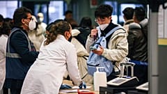 Passagiere aus China werden in Mailand auf das Coronavirus getestet.