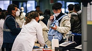 Des passagers arrivant de Chine subissent un test de dépistage du COVID-19