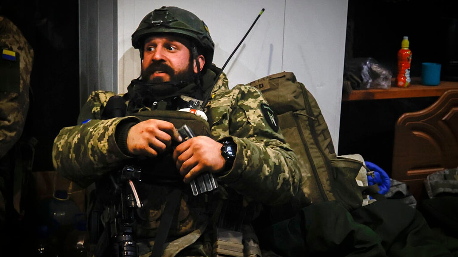 Soldado ucraniano num abrigo em Soledar, região de Donetsk, Ucrânia
