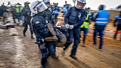In Lützerath ist die Räumung für den Kohleabbau jetzt juristisch möglich, erste Barrikaden wurden berits geräumt