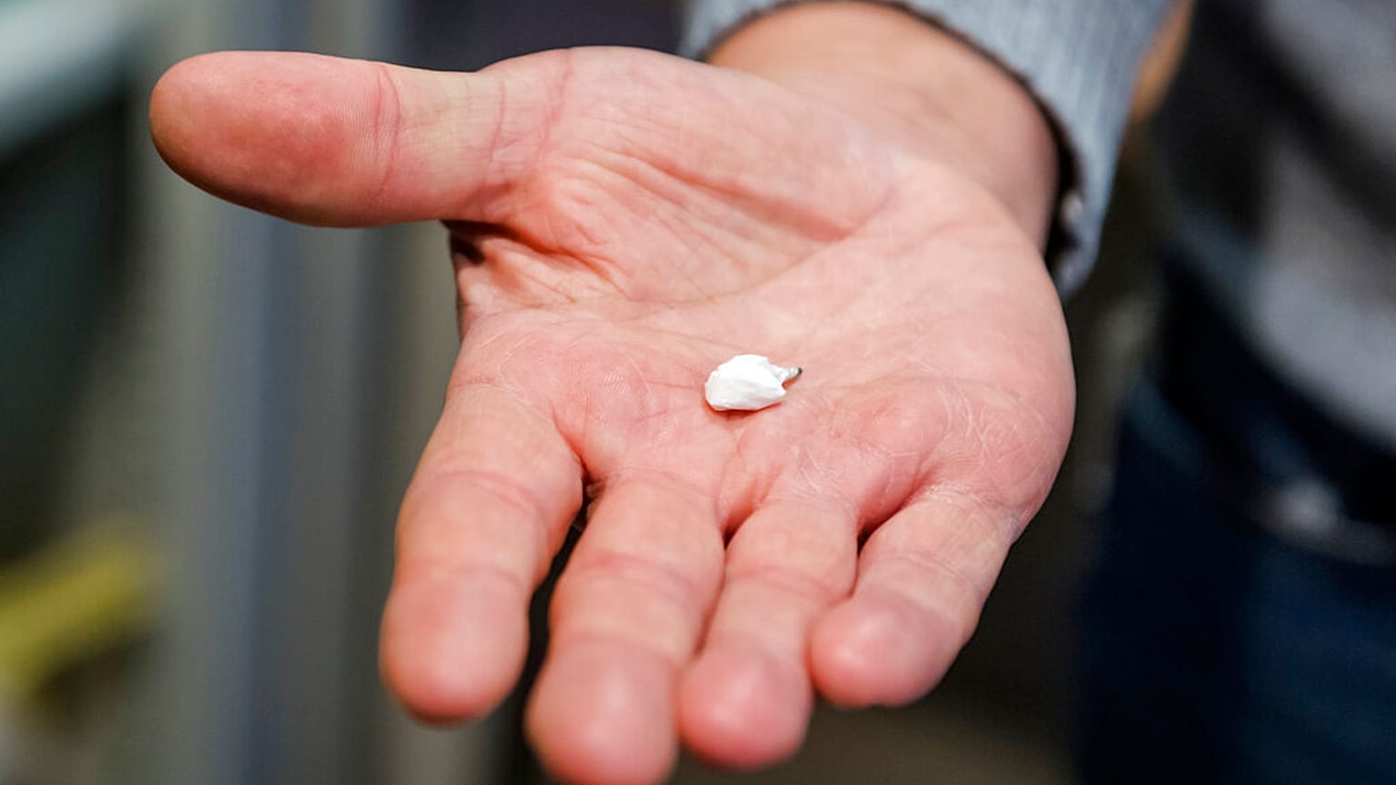 Le chef de police du quartier de Marolles à Bruxelles montre un paquet de cocaïne de la taille d'un ongle, qui contient 0,2g de cocaïne.