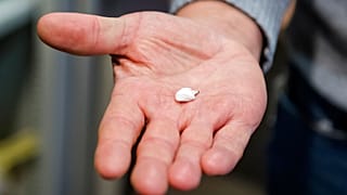 Le chef de police du quartier de Marolles à Bruxelles montre un paquet de cocaïne de la taille d'un ongle, qui contient 0,2g de cocaïne.