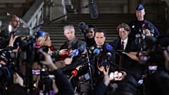 Die Anwàlte Eva Kailis, Michalis Dimitrakopoulos und André Risopoulos, vor dem Brüsseler Justizpalast.