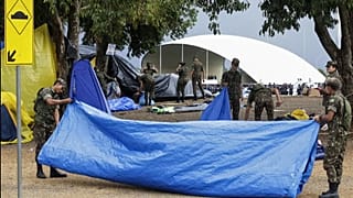 Des soldats démantèlent le campement de supporters de l'ancien Président brésilien Jair Bolsonaro à Brasilia