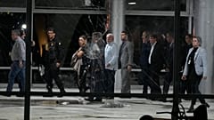 Le président brésilien Luiz Inacio Lula da Silva, inspecte les dégâts au Palais du Planalto après qu'il ait été pris d'assaut le 8 janvier, à Brasilia.
