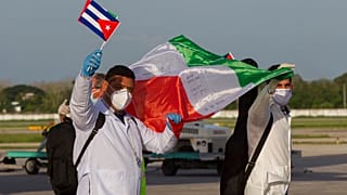 Des médecins de retour à Cuba après une opération en mars 2022 pour aider la région de Lombardie (Italie) à lutter contre l'épidémie de Covid-19. 8 juin 2020