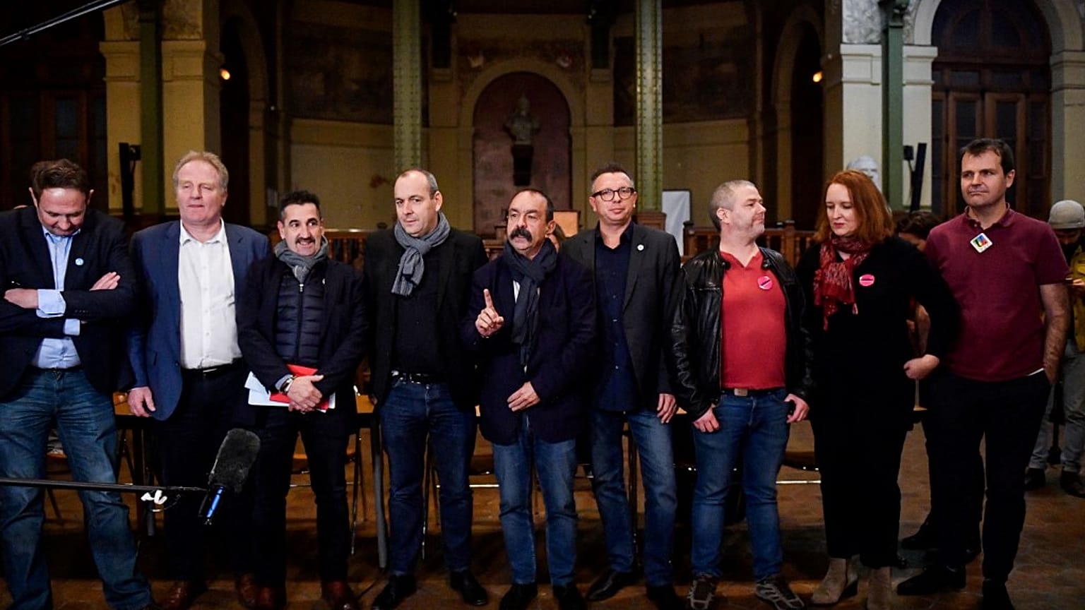 Líderes sindicales con el secretario general de la Confederación Francesa Democrática del Trabajo y el líder del sindicato GGT durante una reunión en París.