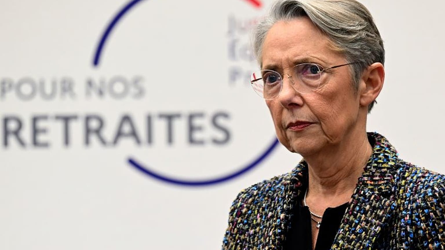 La prima ministra francese Elisabeth Borne. A fianco, la scritta: "Per le nostre pensioni". (Parigi,. 10.1.2023)