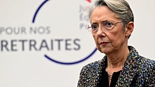 La prima ministra francese Elisabeth Borne. A fianco, la scritta: "Per le nostre pensioni". (Parigi,. 10.1.2023)