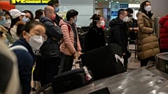 نصحت منظمة الصحة العالمية بارتداء الكمامات أثناء السفر