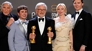 Steven Spielberg pose avec ses deux Golden Globes de la soirée (meilleur réalisateur, meilleur film), à Beverly Hills, en Californie, le 10 janvier 2023