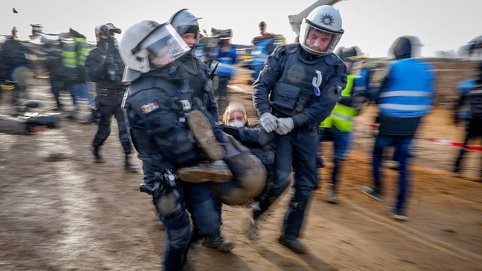 Antidisturbios arrastran a un activista 