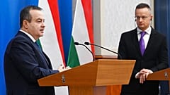 O ministro dos Negócios Estrangeiros da Sérvia, Ivica Dacic (esquerda), e o homólogo húngaro, Peter Szijjarto (direita), Budapeste, Hungri