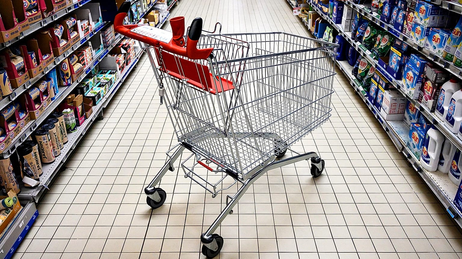 Costo della vita e povertà preoccupano sempre di più i cittadini europei, secondo l'ultimo Eurobarometro