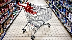 Ein leerer Einkaufswagen in einem Supermarkt 