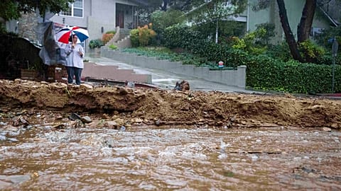 Une coulée de boue bloque une route de Californie, mardi 10 janvier 2023. 