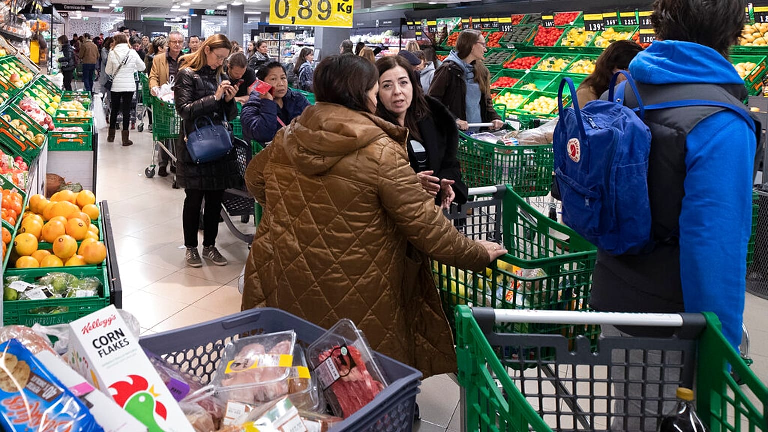 Des clients à la caisse d'un supermarché à Madrid, en Espagne, mardi 10 mars 2020. 
