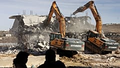 جرافات إسرائيلية تهدم منزلا فلسطينيا قيد الإنشاء شرق مدينة الخليل في الضفة الغربية المحتلة. 2023/01/11