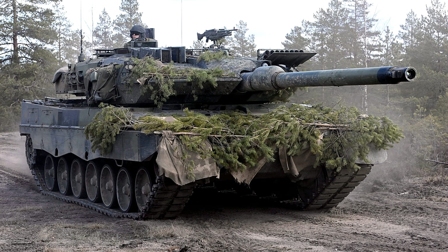 ARCHIVO - Un tanque de batalla Leopard de la Brigada Blindada, Finlandia Occidental, el 4 de mayo de 2022.