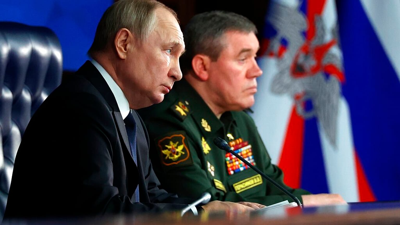 Russlands Präsident Wladimir Putin mit dem neuen Generalstabschef Waleri Gerassimow (r.)