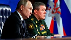 Russlands Präsident Wladimir Putin mit dem neuen Generalstabschef Waleri Gerassimow (r.)