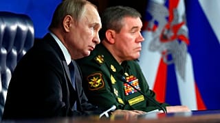 Russlands Präsident Wladimir Putin mit dem neuen Generalstabschef Waleri Gerassimow (r.)