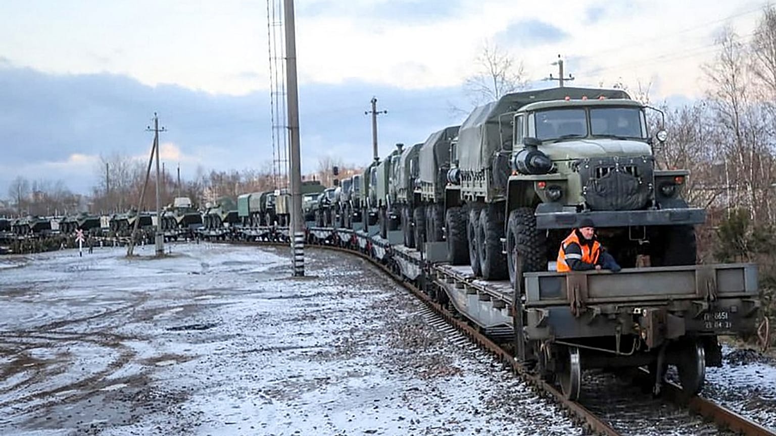 Belarus'a tatbikat için gelen askeri araçları taşıyan Rus askeri treni (arşiv)