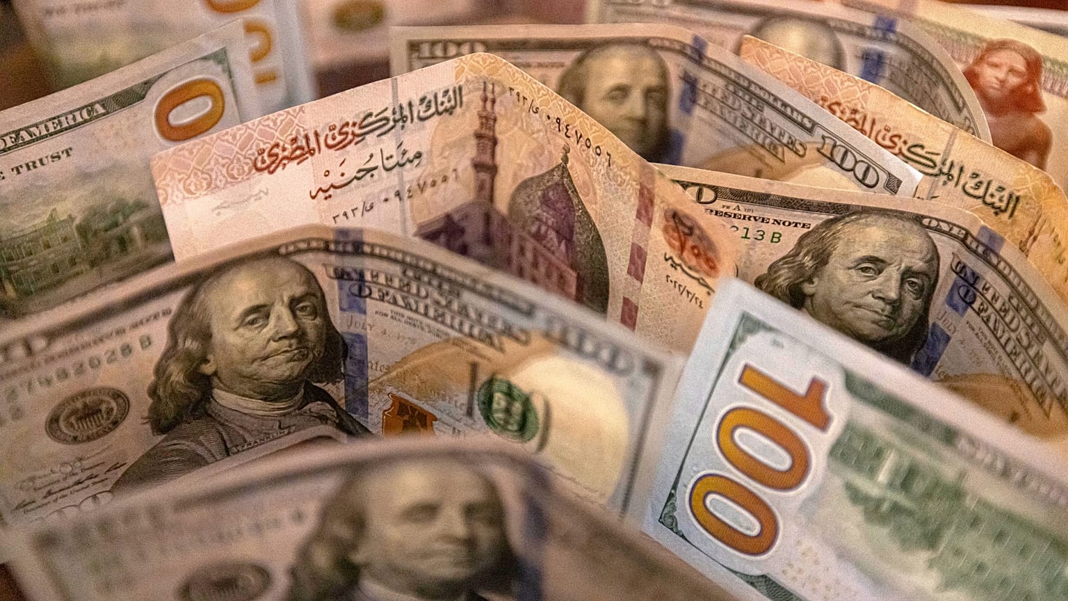 عملات نقدية ورقية أمريكية ومصرية 