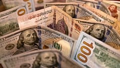 عملات نقدية ورقية أمريكية ومصرية 
