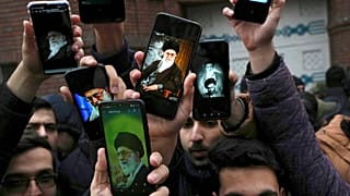 Des manifestants iraniens montrent des photos du guide suprême, lors de leur manifestation contre les caricatures de Charlie Hebdo à Téhéran, en Iran, le 11 janvier 2023.