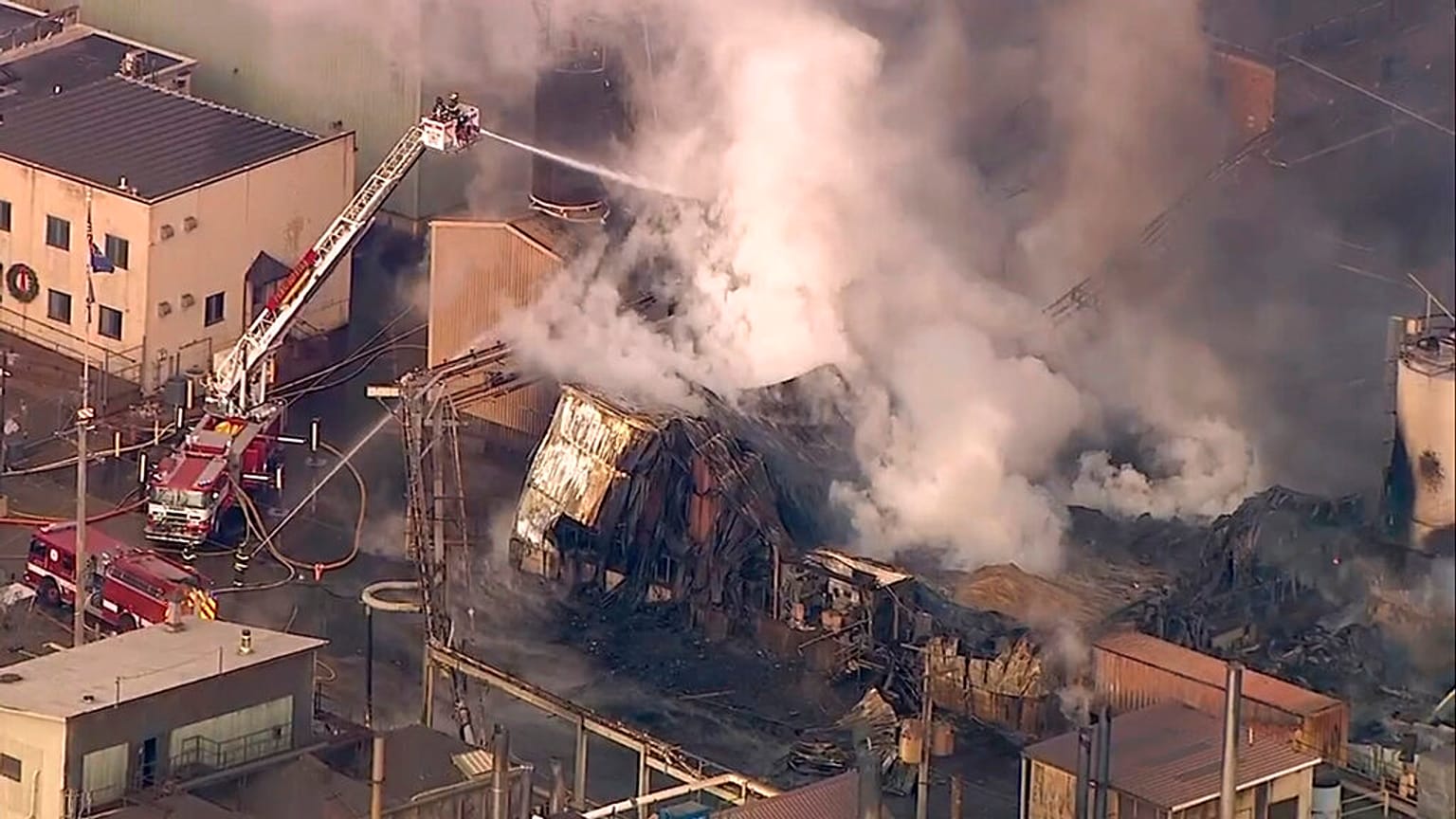 Un violent incendie s'est déclaré sur le site de l'usine Carus Chemical de LaSalle, dans l'Illinois, aux États-Unis, le mercredi 11 janvier 2023. 