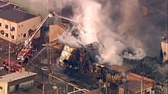 Un violent incendie s'est déclaré sur le site de l'usine Carus Chemical de LaSalle, dans l'Illinois, aux États-Unis, le mercredi 11 janvier 2023. 