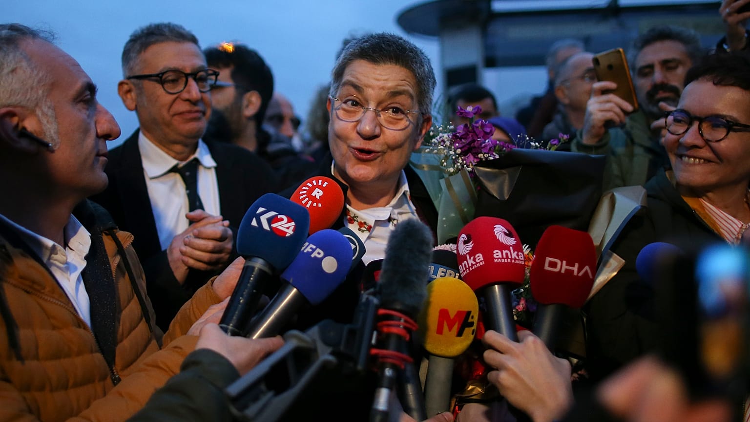 Sebnem Korur Fincanci à sa sortie de la prison pour femmes de Bakirkoy, le 11 janvier 2023, Istanbul, Turquie