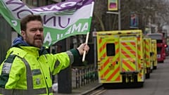 Streikender Mitarbeiter eines Rettungsdienstes in London am Mittwoch 