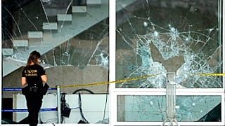 Una investigadora forense fuera del edificio del Tribunal Supremo, en Brasilia, Brasil, el 10 de enero de 2023. 