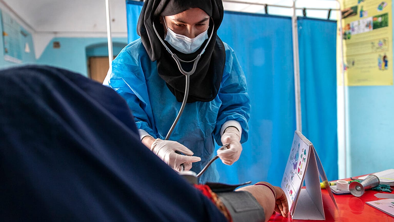 Une sage-femme de l'ONG Save the Children, en plein travail dans la province de Jawzjan. Save the Children a temporairement suspendu ses activités en Afghanistan